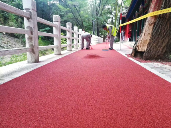 透水彩色路面制作的跑道材料通常是哪些？