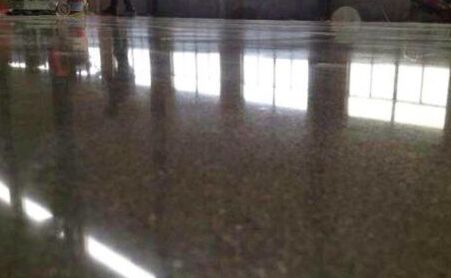 固化劑地坪和水磨石的性能特點(diǎn)各是什么？